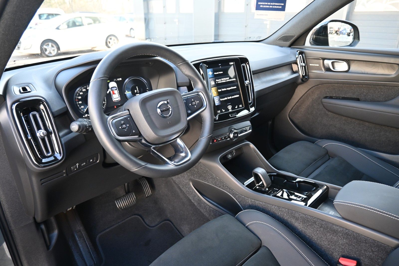 Fahrzeugabbildung Volvo XC40 T4 Recharge Plus Dark*LED*STHZ*CAM*AHK