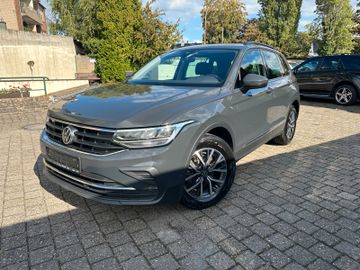 Volkswagen Tiguan - 1