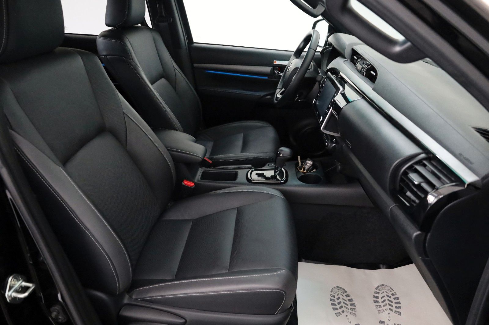 Fahrzeugabbildung Toyota Hilux 2.8 D-4D Invincible, Rollbügel, Rollo, AHK