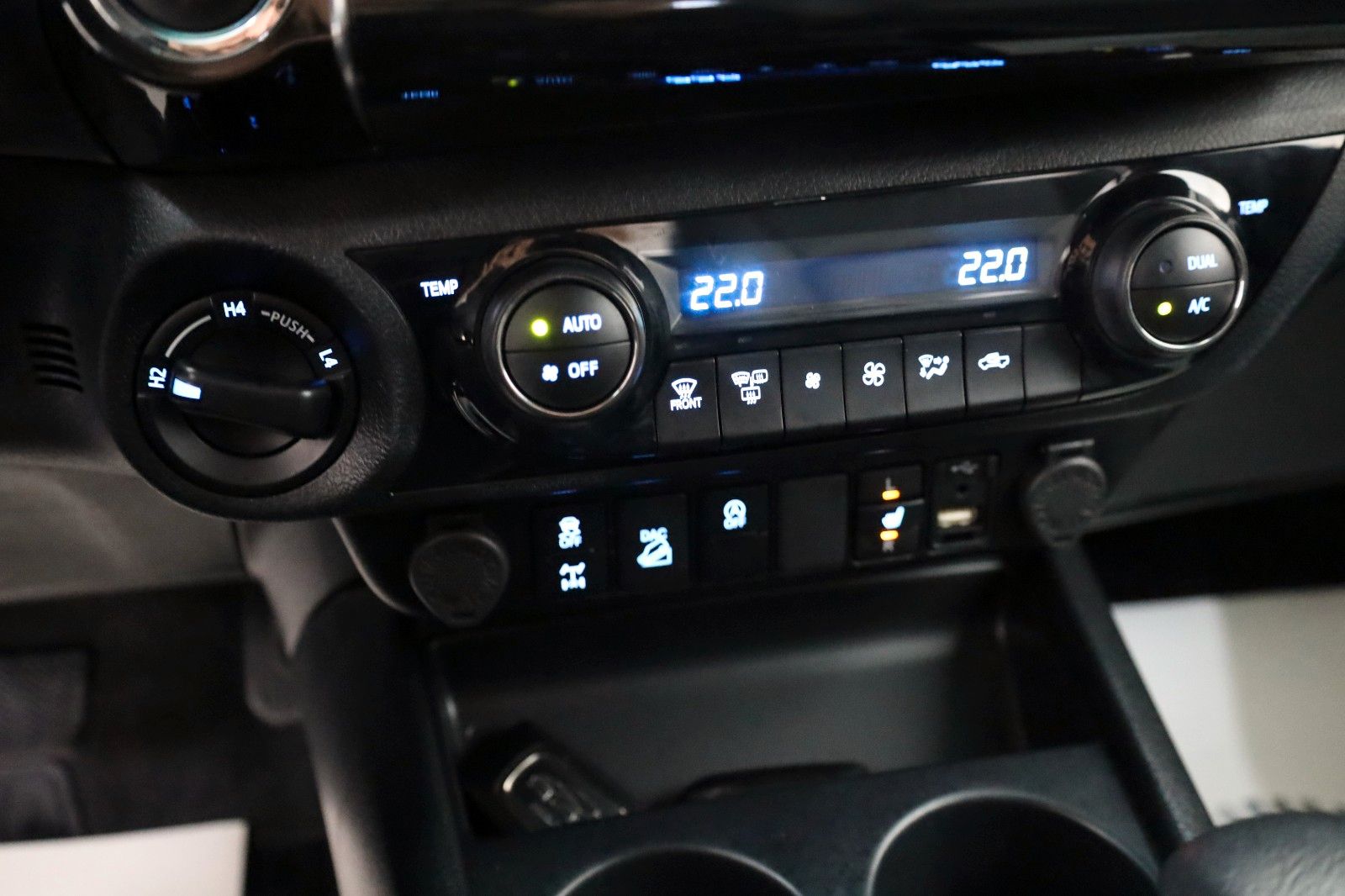 Fahrzeugabbildung Toyota Hilux 2.8 D-4D Invincible,4x4 Doka,CarPlay,Rollo