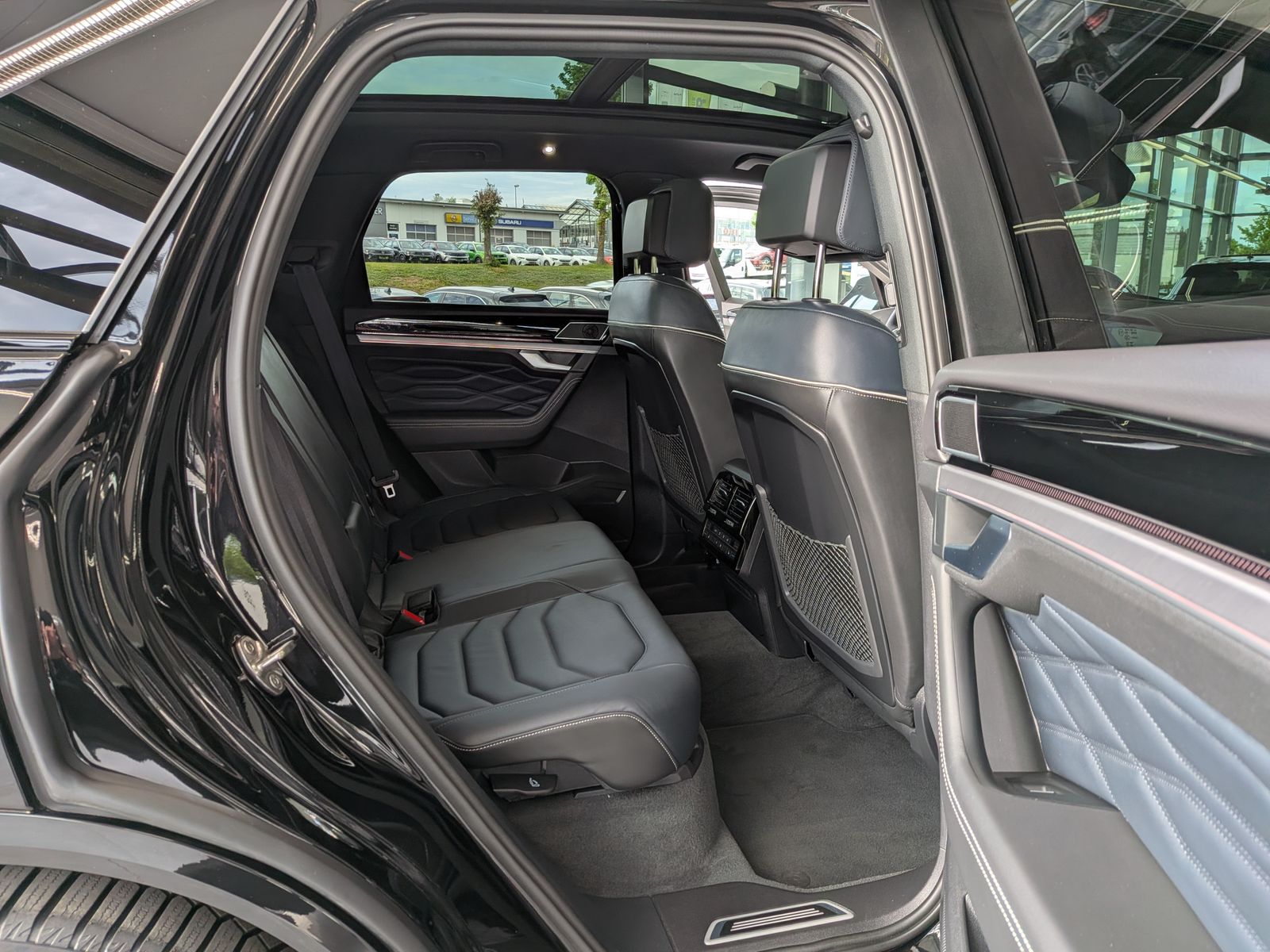 Fahrzeugabbildung Volkswagen Touareg 3.0TDI 4M R-Line VOLL Black 22" UPE 114T