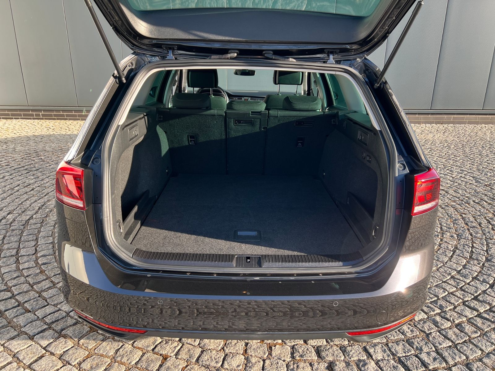 Fahrzeugabbildung Volkswagen Passat Variant Business 2.0 TDI DSG *AHK, LED, A