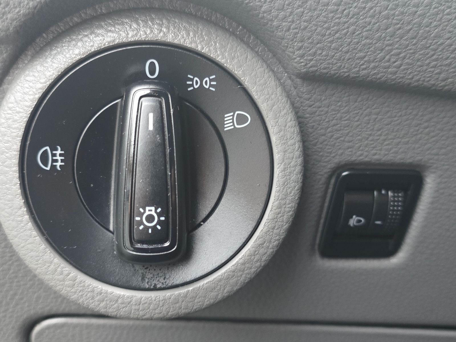 Fahrzeugabbildung Volkswagen T6 Transporter Kombi Lang 9-Sitze Tempomat SHZ