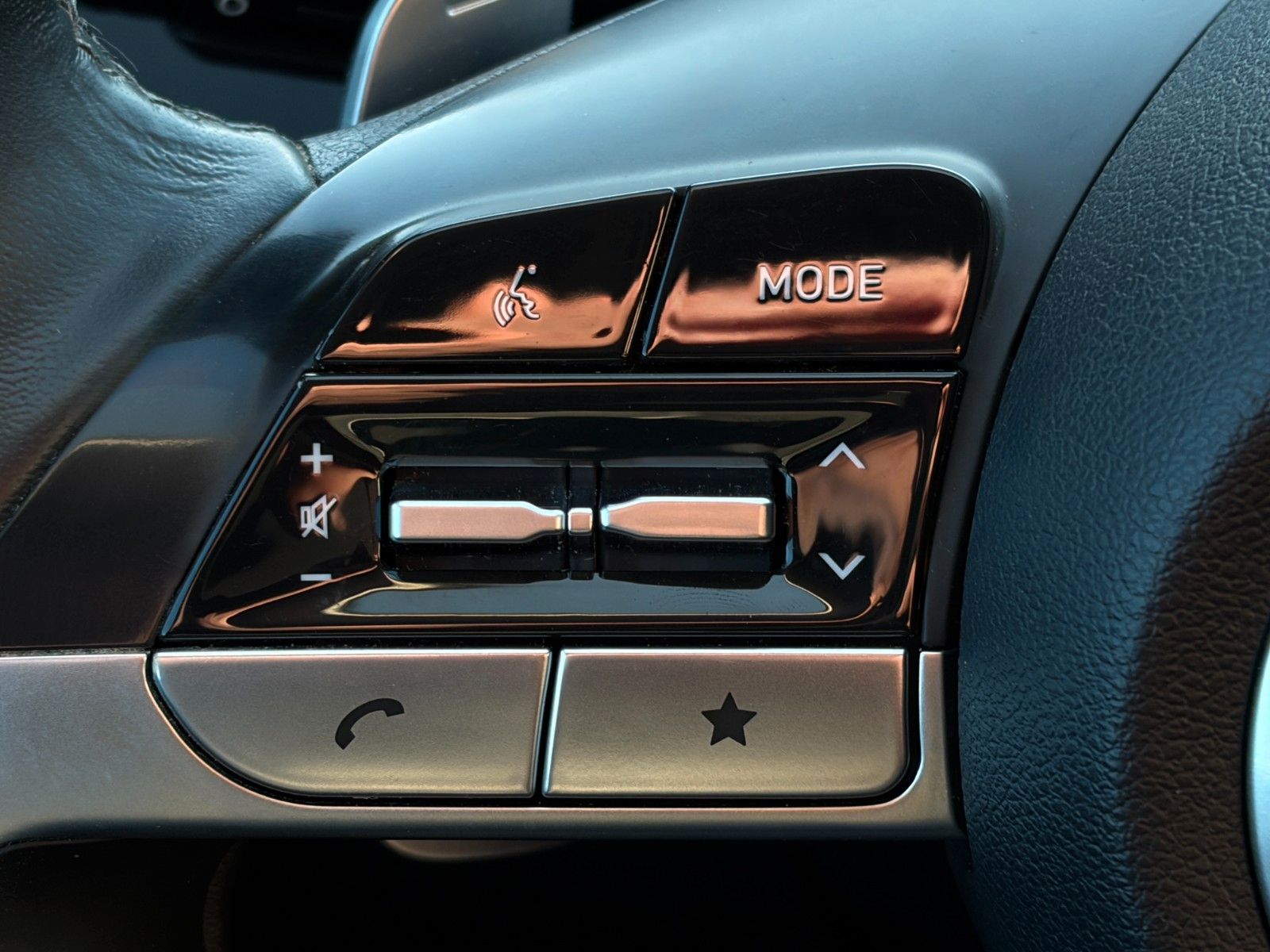 Fahrzeugabbildung Hyundai Tucson 1.6 T-GDI PHEV 4WD KRELL CarPlay 360° LHZ