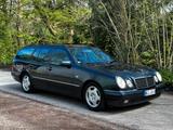 Mercedes-Benz W210 S210 E320T - Mercedes-Benz E 320 mit Benzin-Antrieb: Kombi
