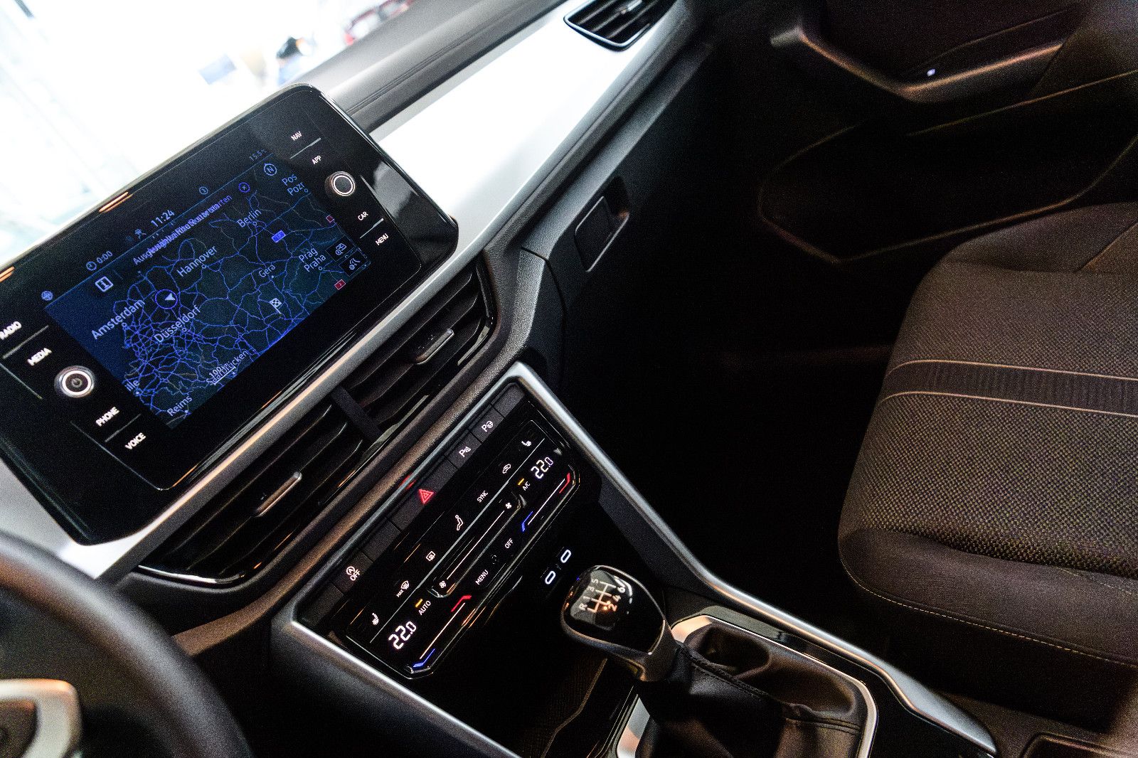 Fahrzeugabbildung Volkswagen T-Roc Life 1.0 TSI NAVI+PDC+SHZ+APP