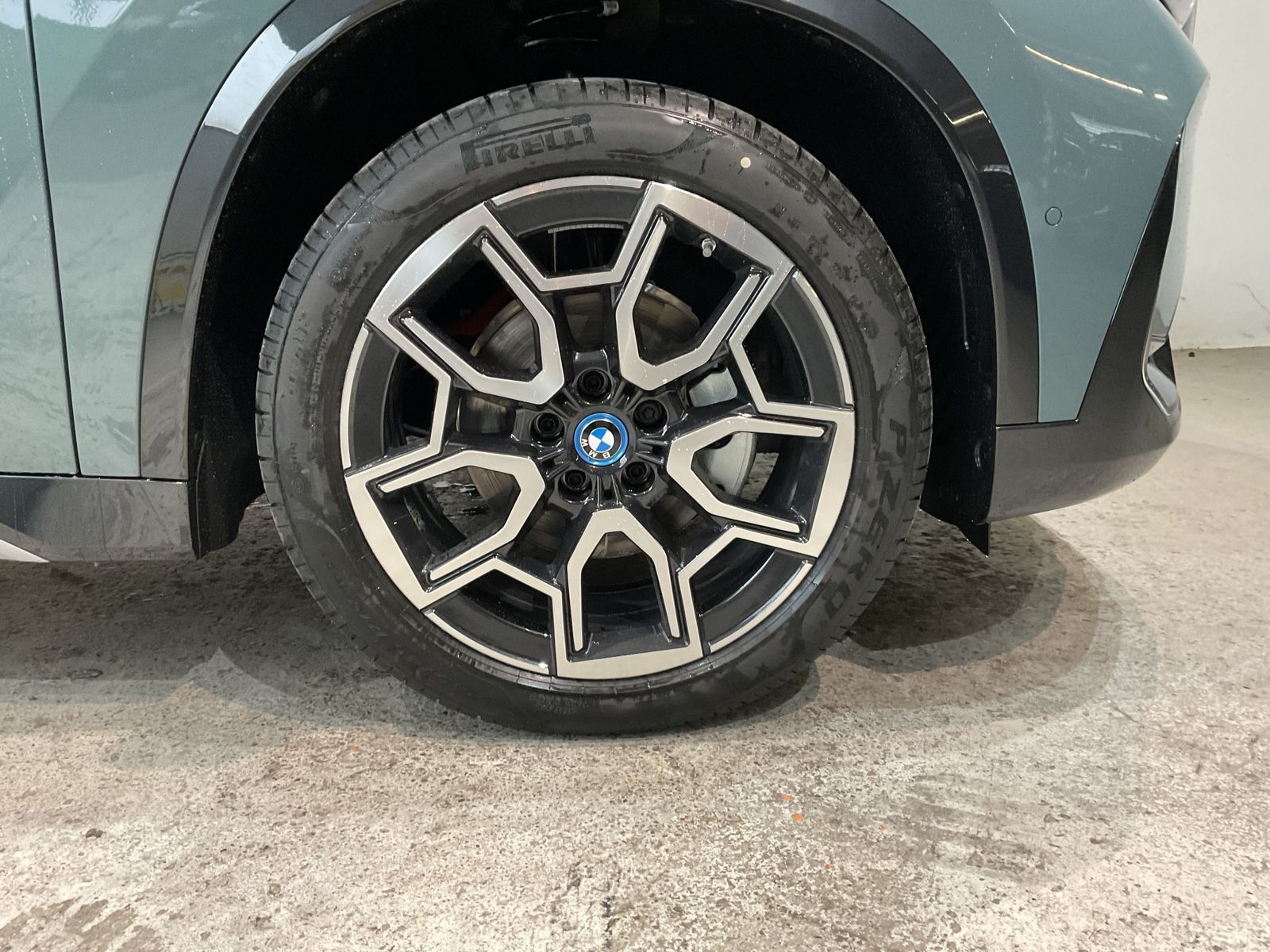 Fahrzeugabbildung BMW iX1 eDrive20 xLine, Komfortzugang, AHK Head-Up