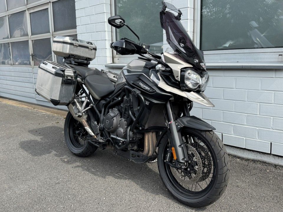 Fahrzeugabbildung Triumph Tiger 1200er Desert Edition Koffer Bügel Scheibe