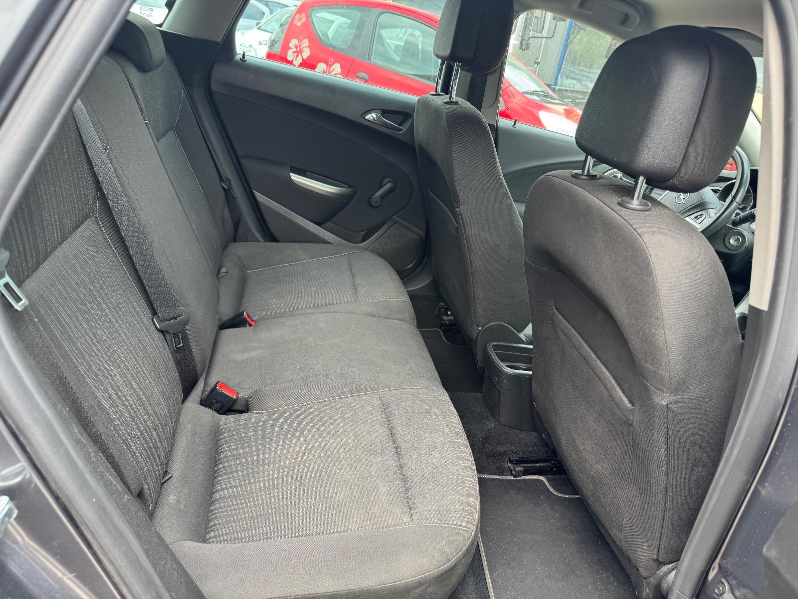 Opel Astra 2011 — photo 6