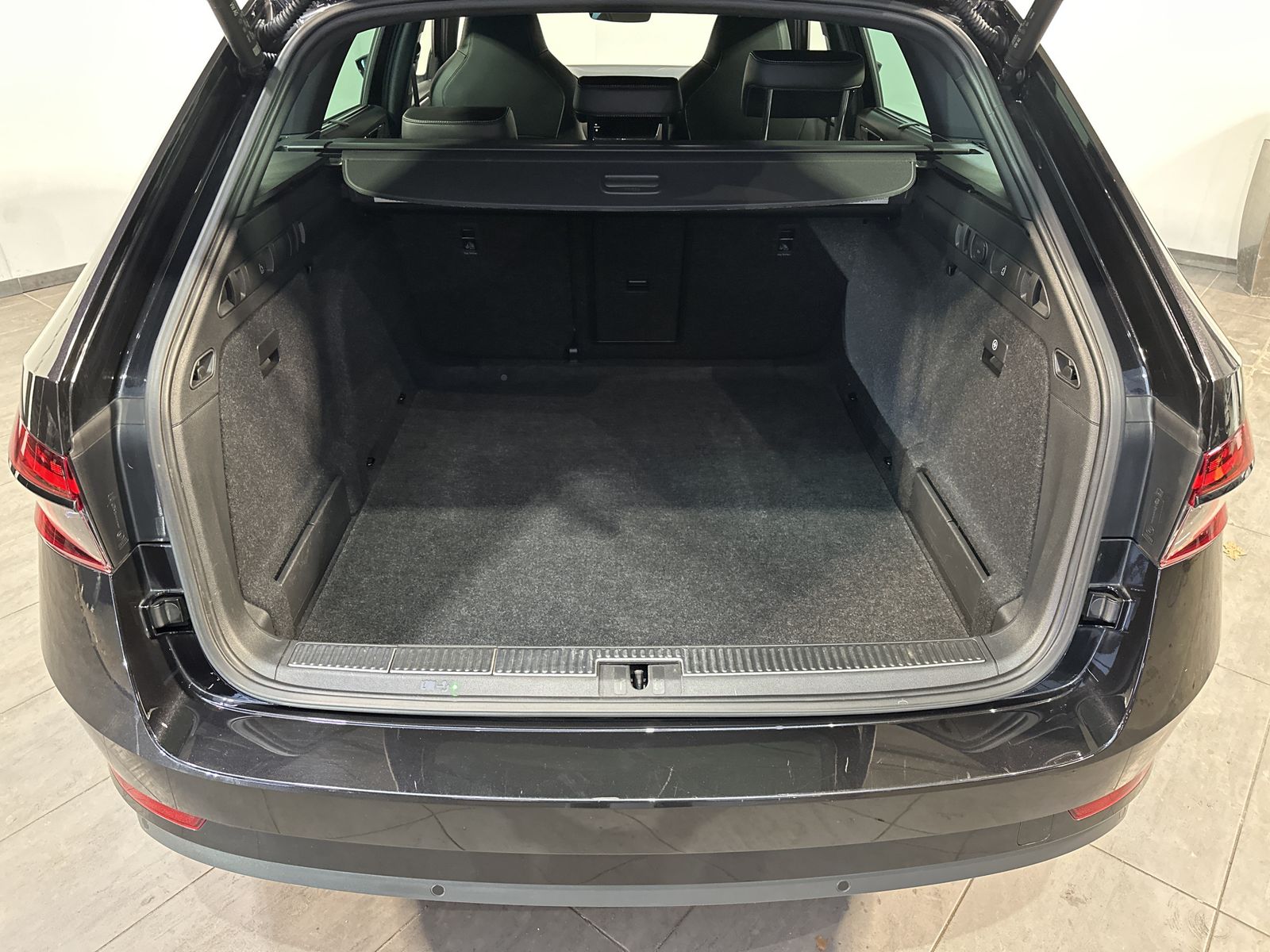 Fahrzeugabbildung SKODA Superb Combi Sportline NAV+LED+AHK+KAMERA+ACC+VC