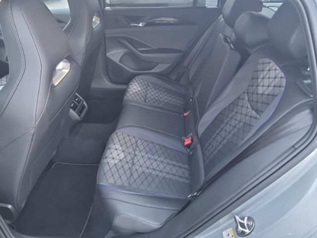Fahrzeugabbildung Volkswagen Passat 2.0 TSI R-LINE 4MOTION BLACK STDHZ IQ.LIG