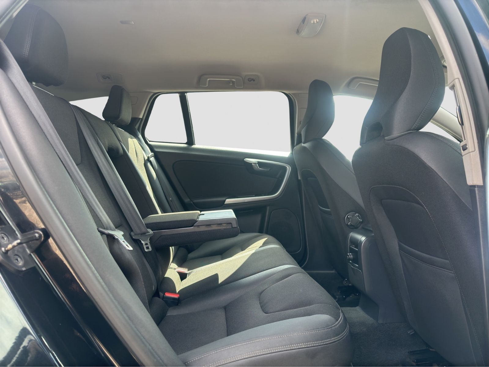 Fahrzeugabbildung Volvo V60 Kombi Momentum/Bi-Xen-./AHK/Temp./Navi/PDC
