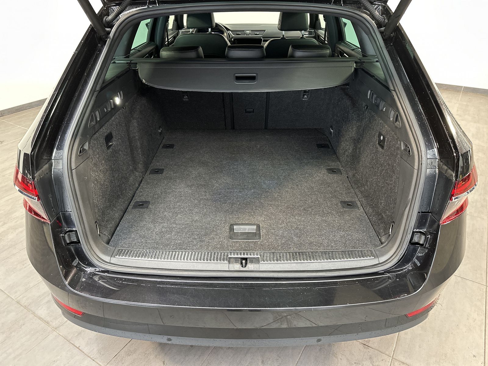 Fahrzeugabbildung SKODA Superb Combi 2.0 TDI DSG L&K NAV+LED+KAM+ACC+VC