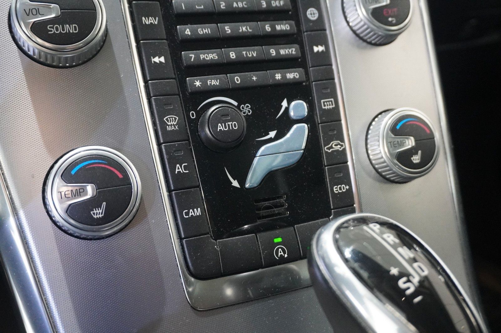 Fahrzeugabbildung Volvo XC 60 MOMENTUM 2WD NAVI/BI-XENON/SHZ/KAMERA/TEMP