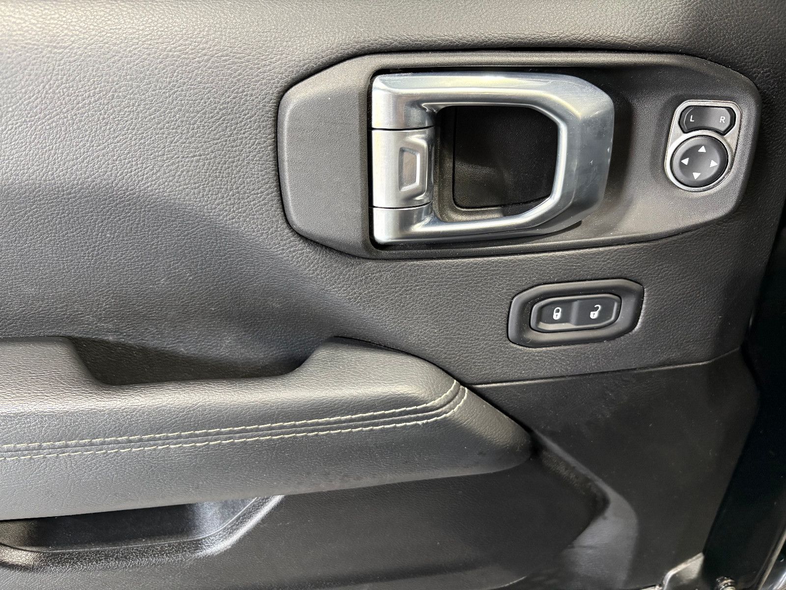 Fahrzeugabbildung Jeep Gladiator Overland 4WD/KAMERA/NAVI/4X4/PANO