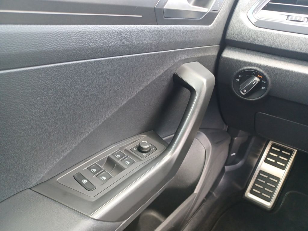 Fahrzeugabbildung Volkswagen T-Roc 1.5 TSI Sport R-Line LED Navi, ACC