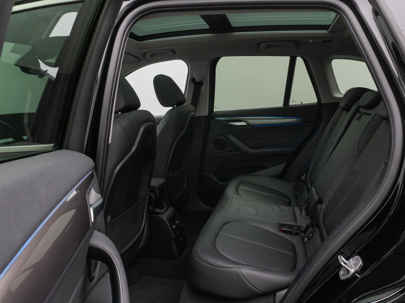 Fahrzeugabbildung BMW X1 xD25e xLine Panorama Kamera HUD DAB Komfort