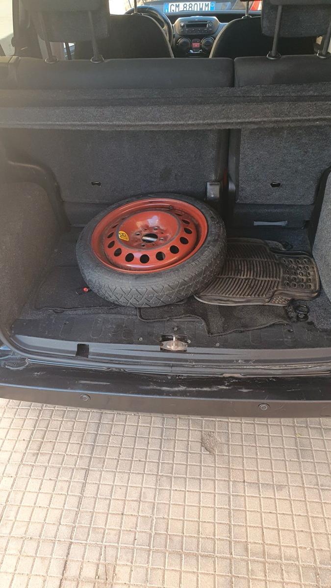 Fiat Qubo 2011 — вигляд ззаду