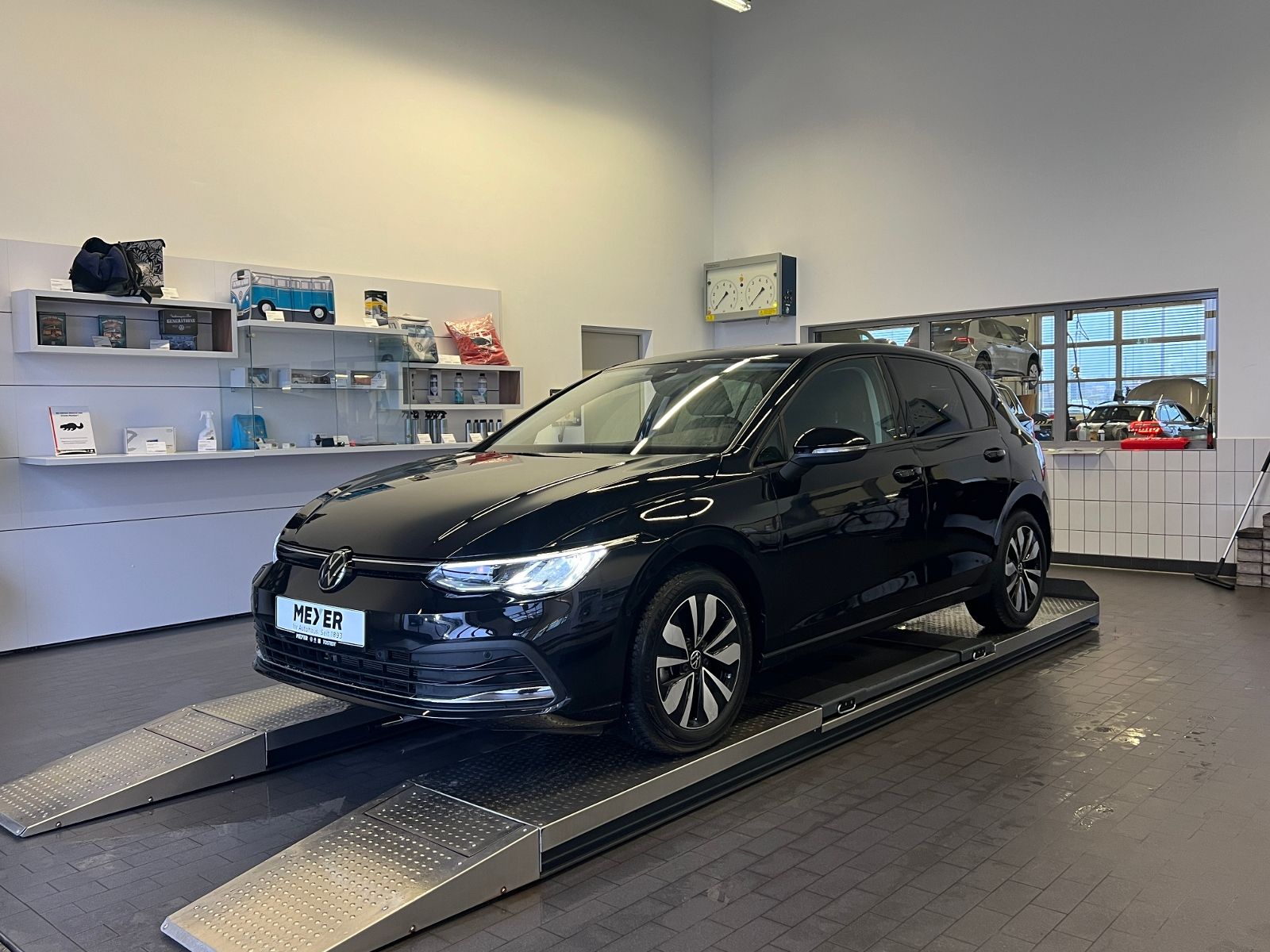 Fahrzeugabbildung Volkswagen Golf VIII MOVE 1.5 eTSI DSG *AHK, LED, App-Connn