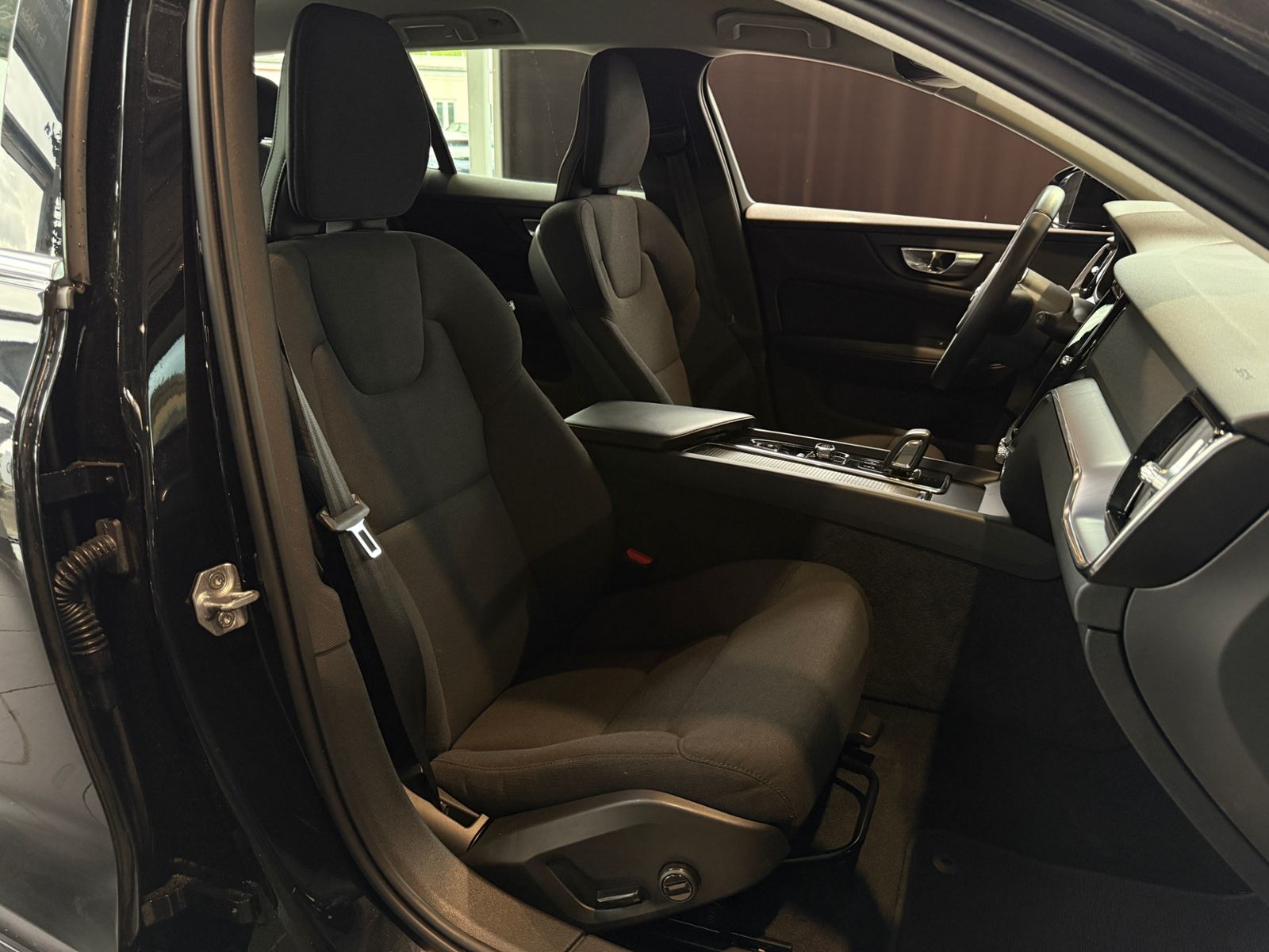 Fahrzeugabbildung Volvo V60 Kombi Momentum Pro ACC BLIS LED