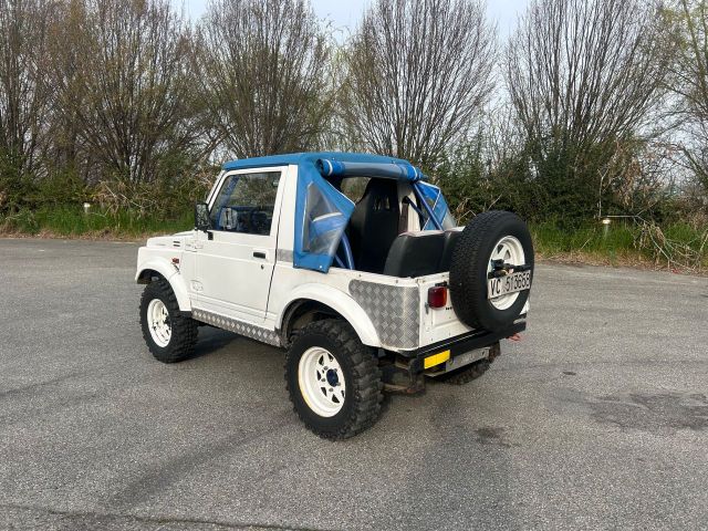 Suzuki SJ 413 .