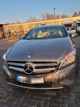 Mercedes-Benz A 180. Scheckheft gepflegt. Helles Leder.  - Mercedes-Benz A 180 Gebrauchtwagen in Mülheim (Ruhr)