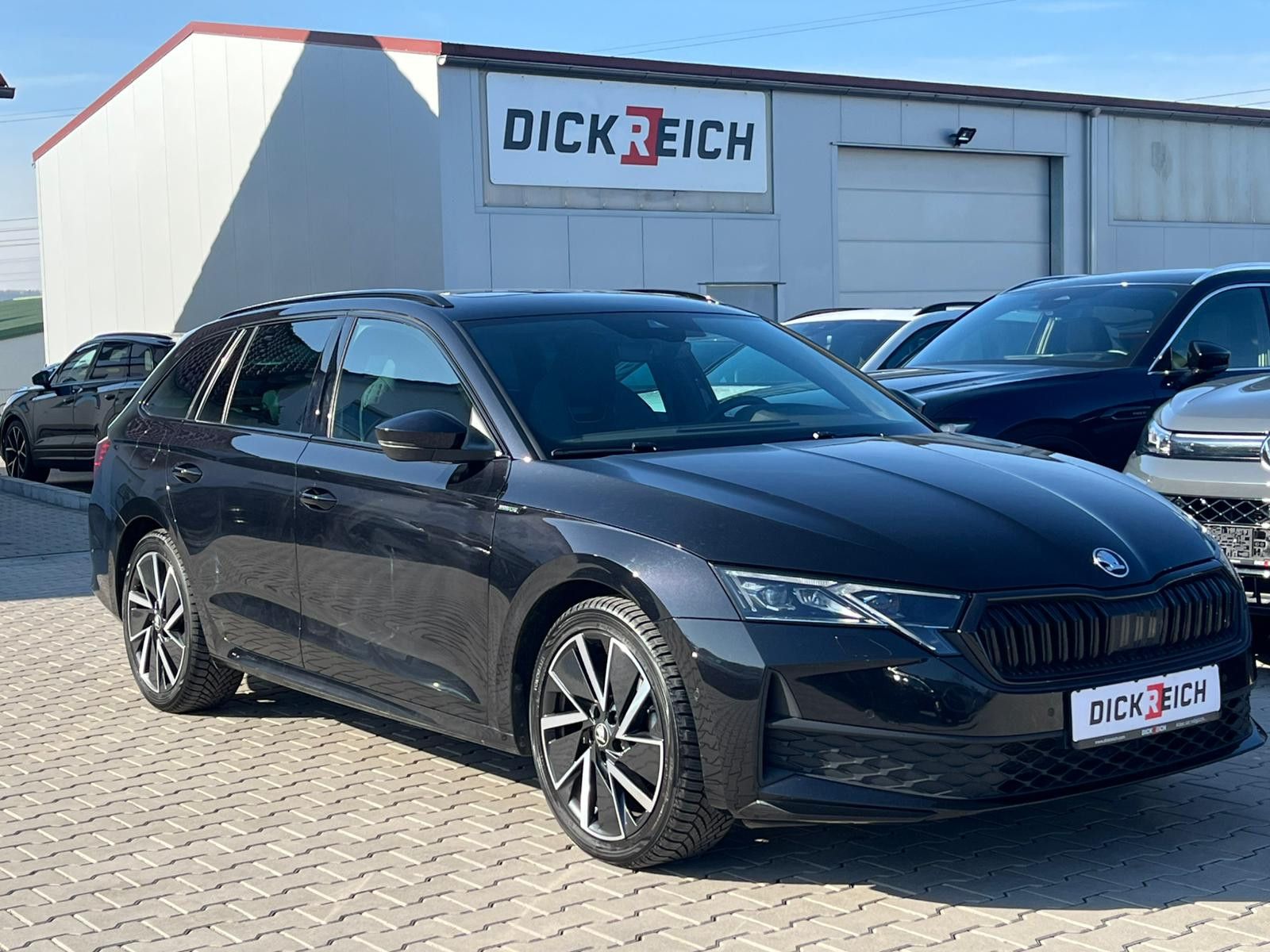 Fahrzeugabbildung SKODA Octavia 1.5 DSG Sportline PANO*MATRIX*AHK*5J.GAR