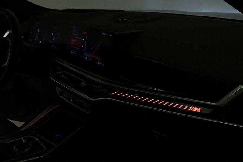 BMW X6 M60i xDr NP 147270.-! AHK Panorama Standh B&W