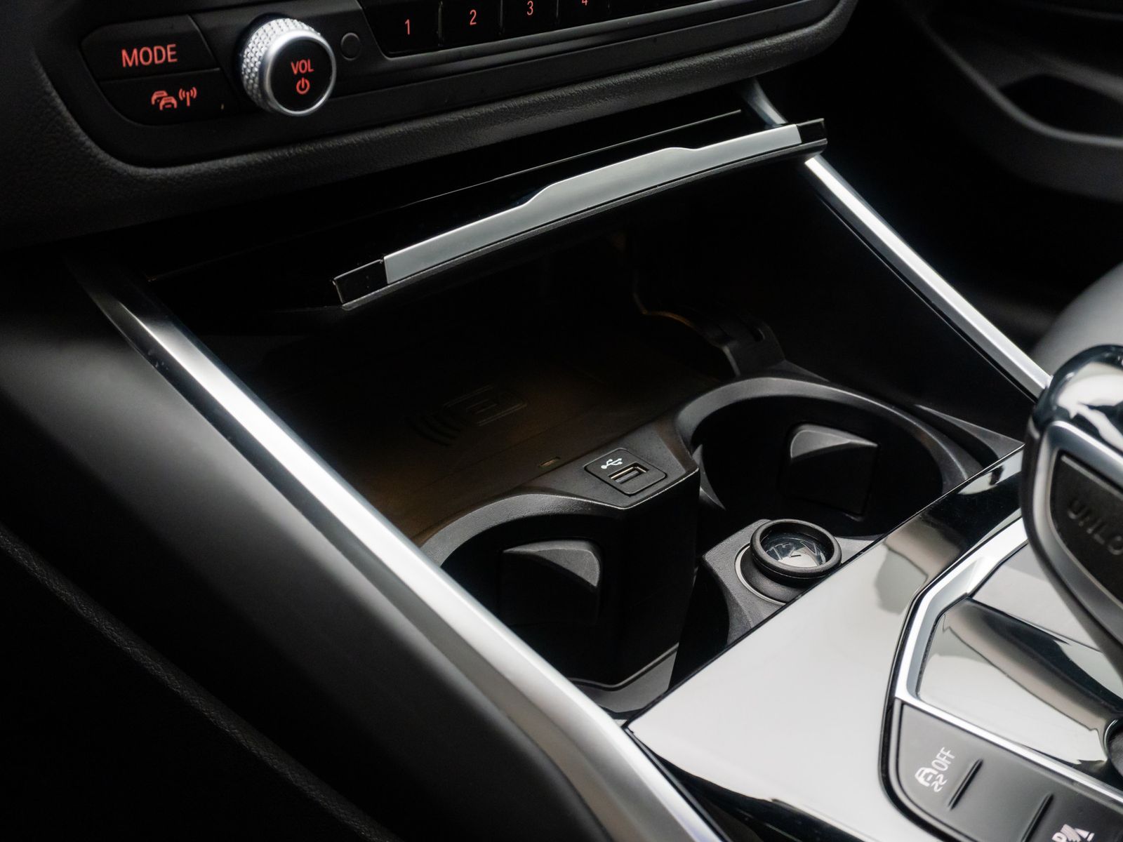 Fahrzeugabbildung BMW 320i Sport Line HUD DAB Lordos Alarm HiFi Komfor