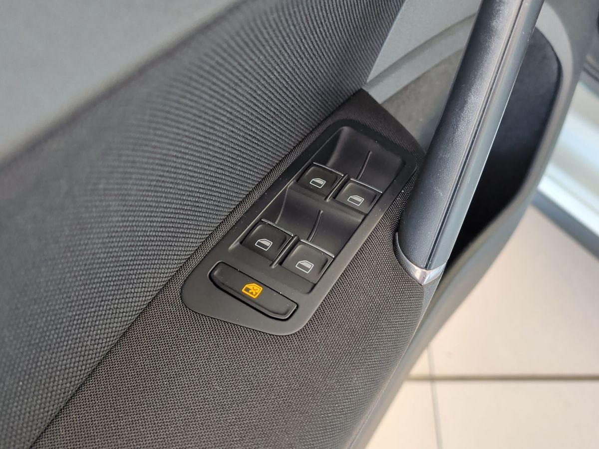 Volkswagen Golf 7 GTI 220 ch • 5 portes • Boîte manuelle 6 • GPS • Xénon • 18"