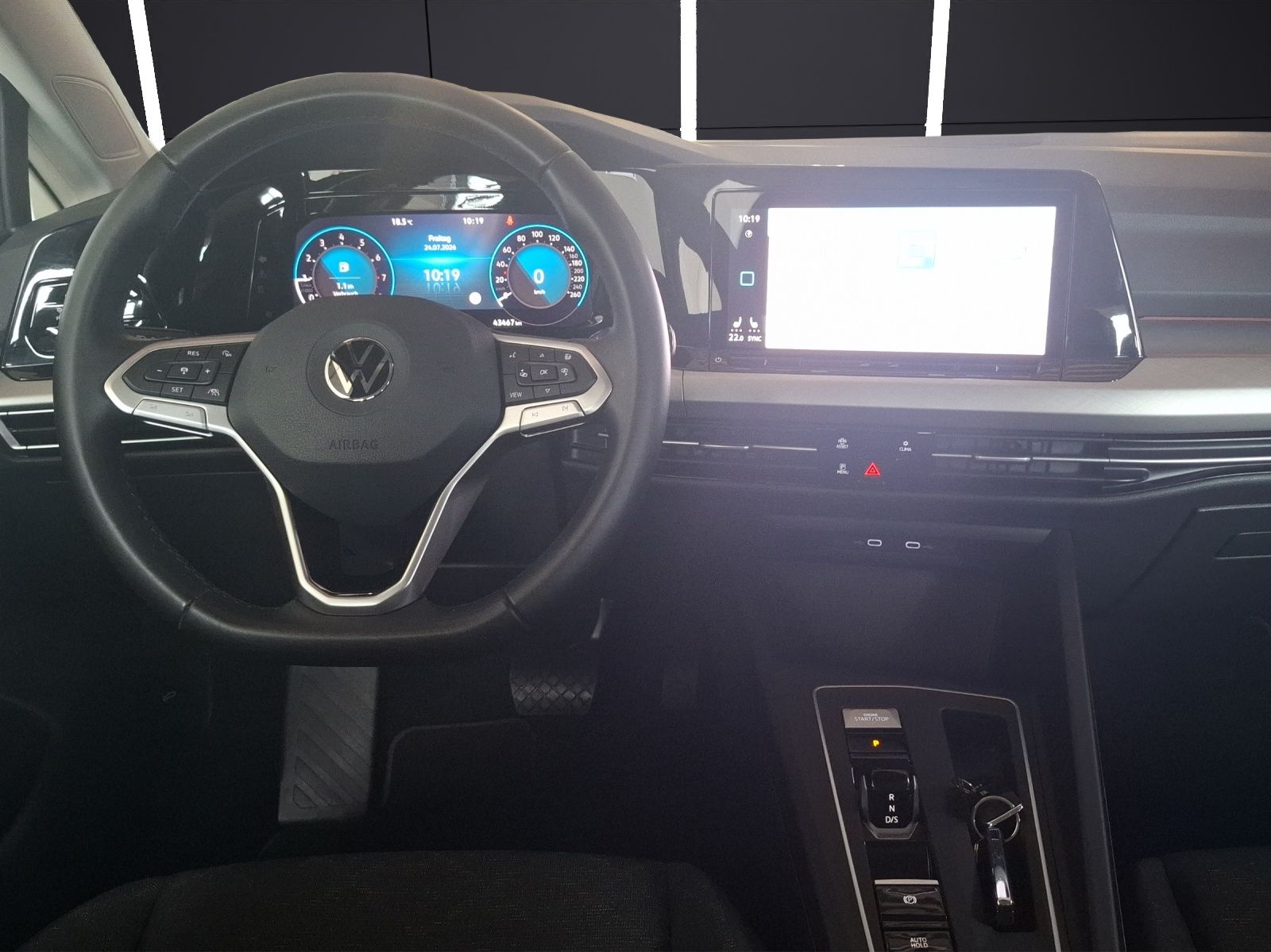 Fahrzeugabbildung Volkswagen Golf VIII Variant eTSI Life DSG LED+ Navi STHZ A