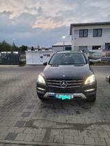 Mercedes-Benz ML 250 BlueTEC 4MATIC - - schwarze Mercedes-Benz ML 250