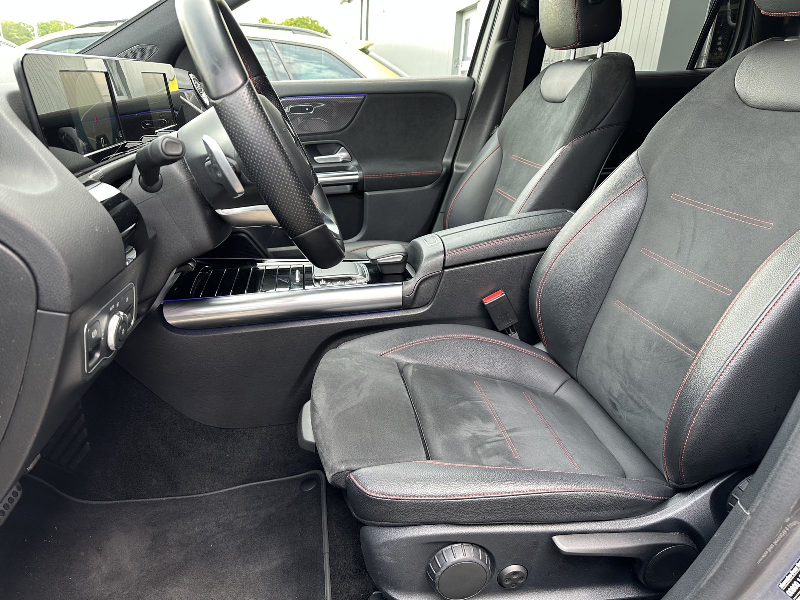 Fahrzeugabbildung Mercedes-Benz GLA 220d 4Matic AMG-Line NAV+LED+KAMERA+PANORAMA