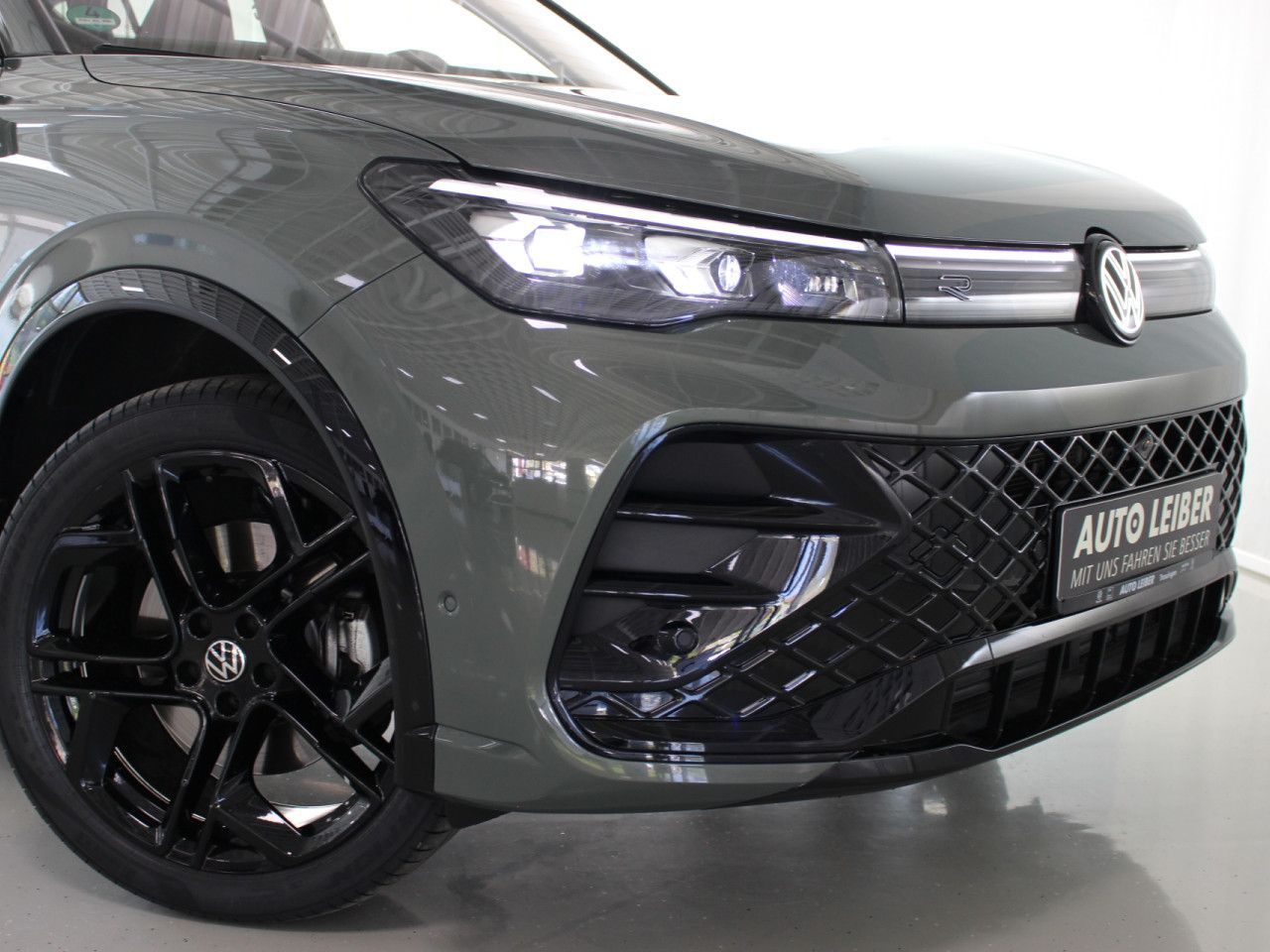 Fahrzeugabbildung Volkswagen Tiguan 2.0 TDI SCR 4M R-Line/360/ACC/AHK/St.Hz