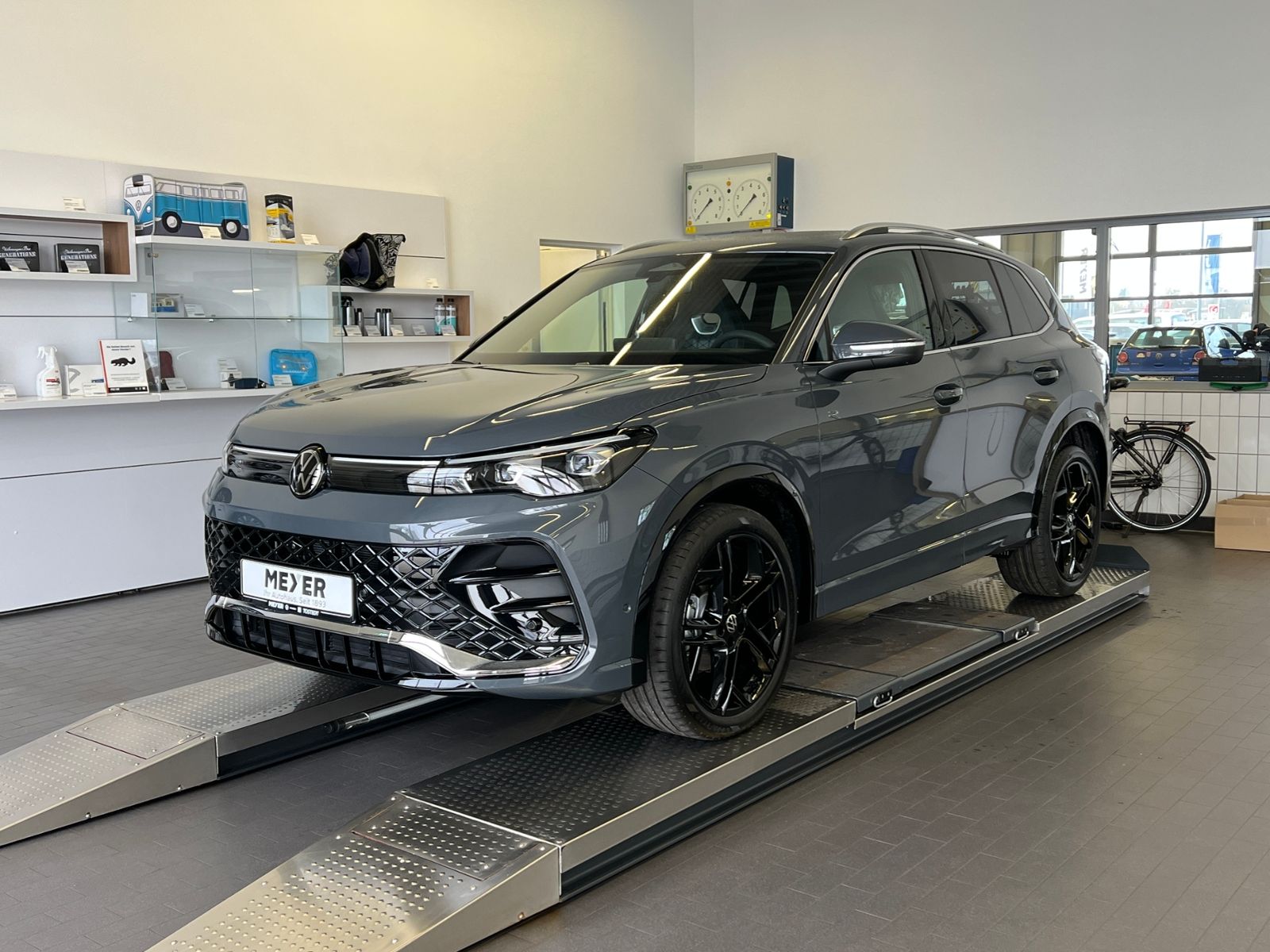Fahrzeugabbildung Volkswagen Tiguan R-Line 1.5 eTSI DSG *AHK, IQ.Light, DCC,