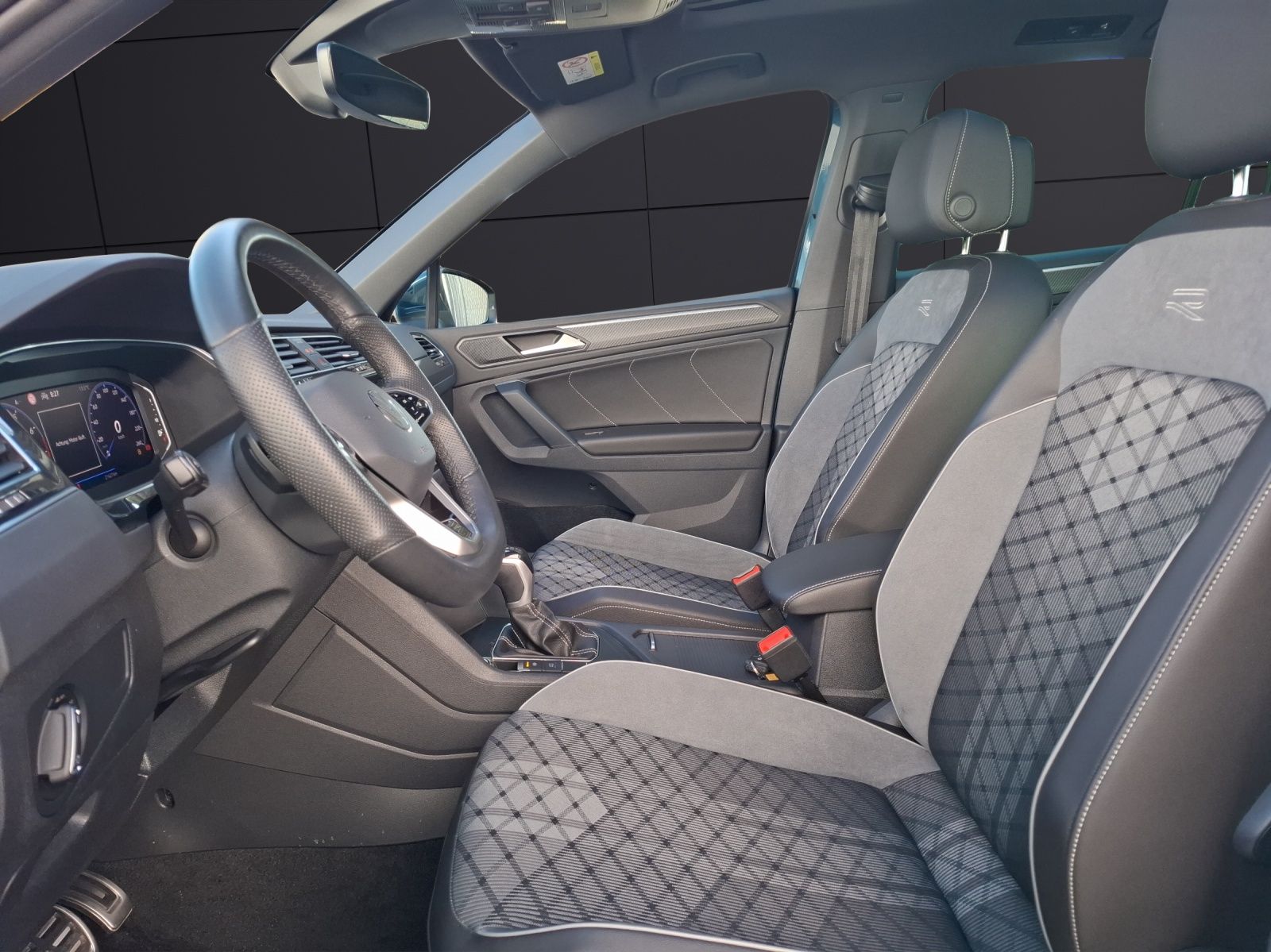 Fahrzeugabbildung Volkswagen Tiguan TSI R-line DSG Matrix Navi AID ACC 360° P