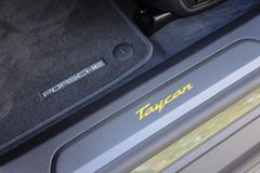 PORSCHE Taycan Sport Turismo Turbo S / SURROUND / PDLS+