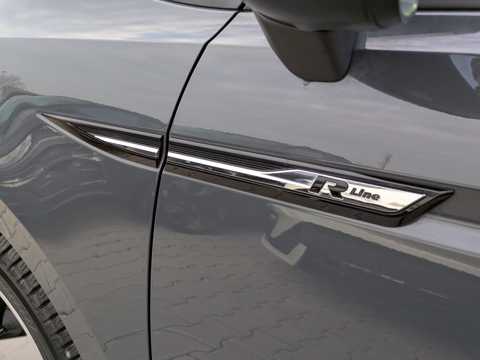 Fahrzeugabbildung Volkswagen Touran 2.0 DSG R-Line High BLACK Pano 7Si IQ AHK