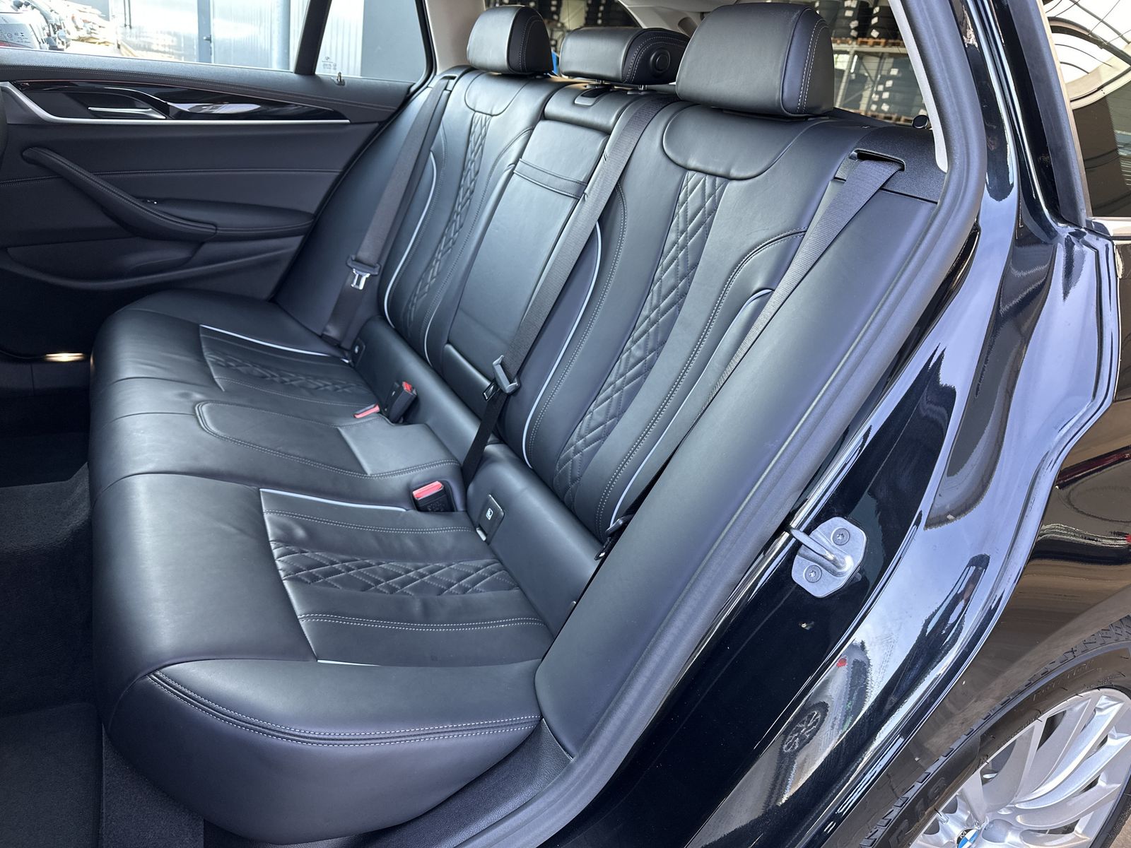 Fahrzeugabbildung BMW 520d Touring Luxury-Line NAV+LASER+PANO+HEAD-UP