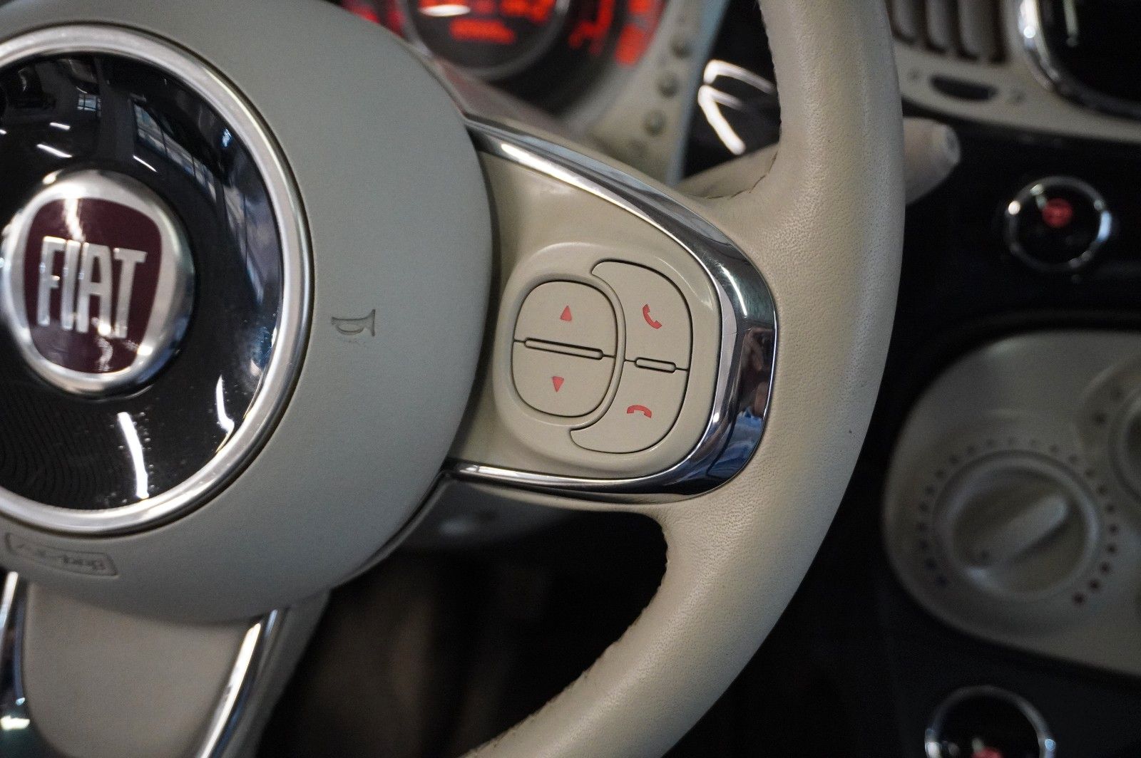 Fahrzeugabbildung Fiat 500 1.2 LOUNGE LED/PANO./USB/NEBEL/TOUCH/PDC
