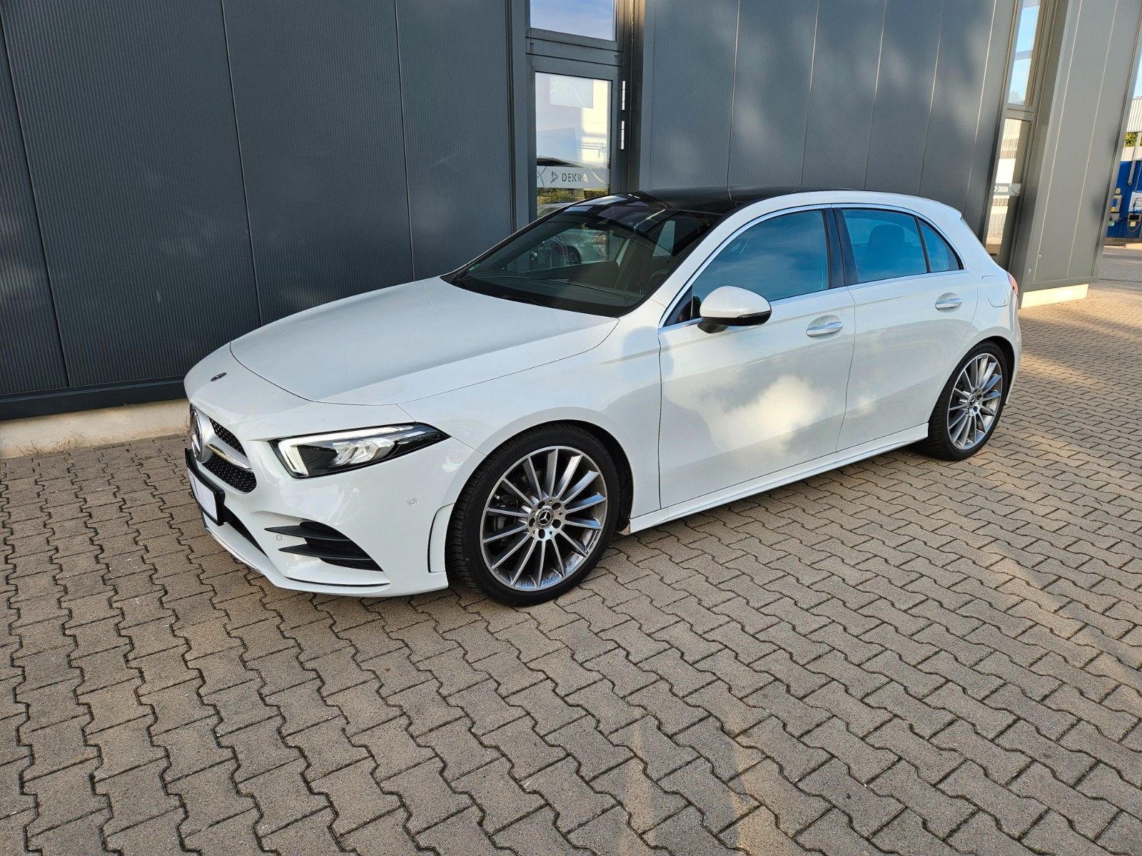 MERCEDES-BENZ A 200 AMG Pano Standhzg. KeylGo Leder 19"