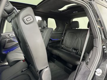 Fahrzeugabbildung BMW X7 xD40d M Sport ACC SoftCl Massage DAB SkyLoung