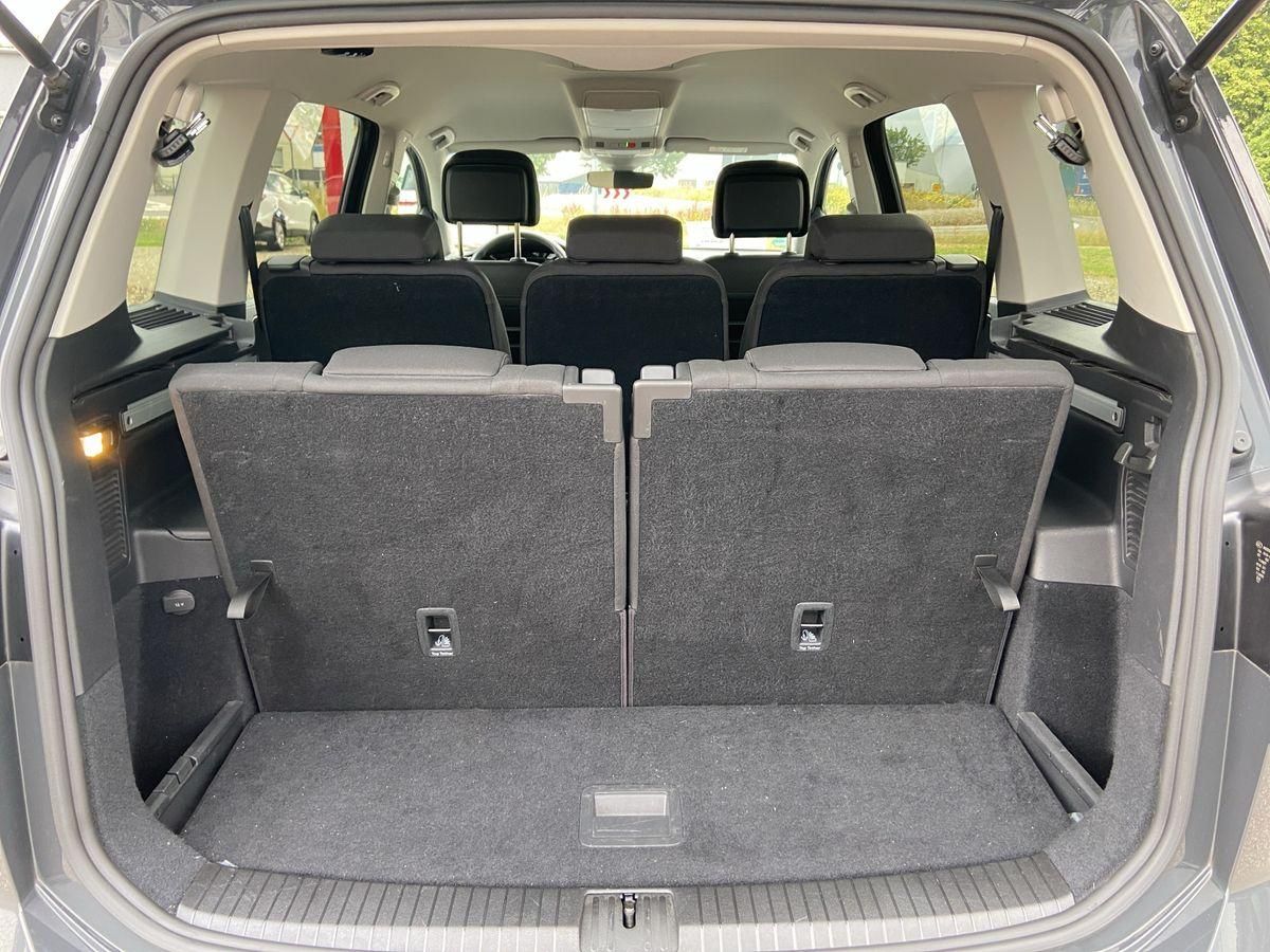 Touran Highline 1.5l TSI DSG LED Navi ACC 7-Sit