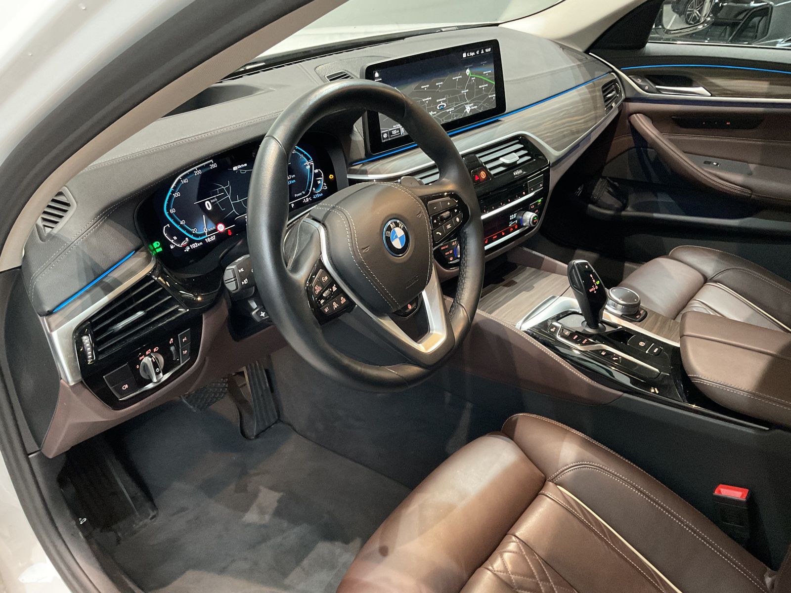 Fahrzeugabbildung BMW 530e xDrive Head-Up HiFi DAB WLAN AHK