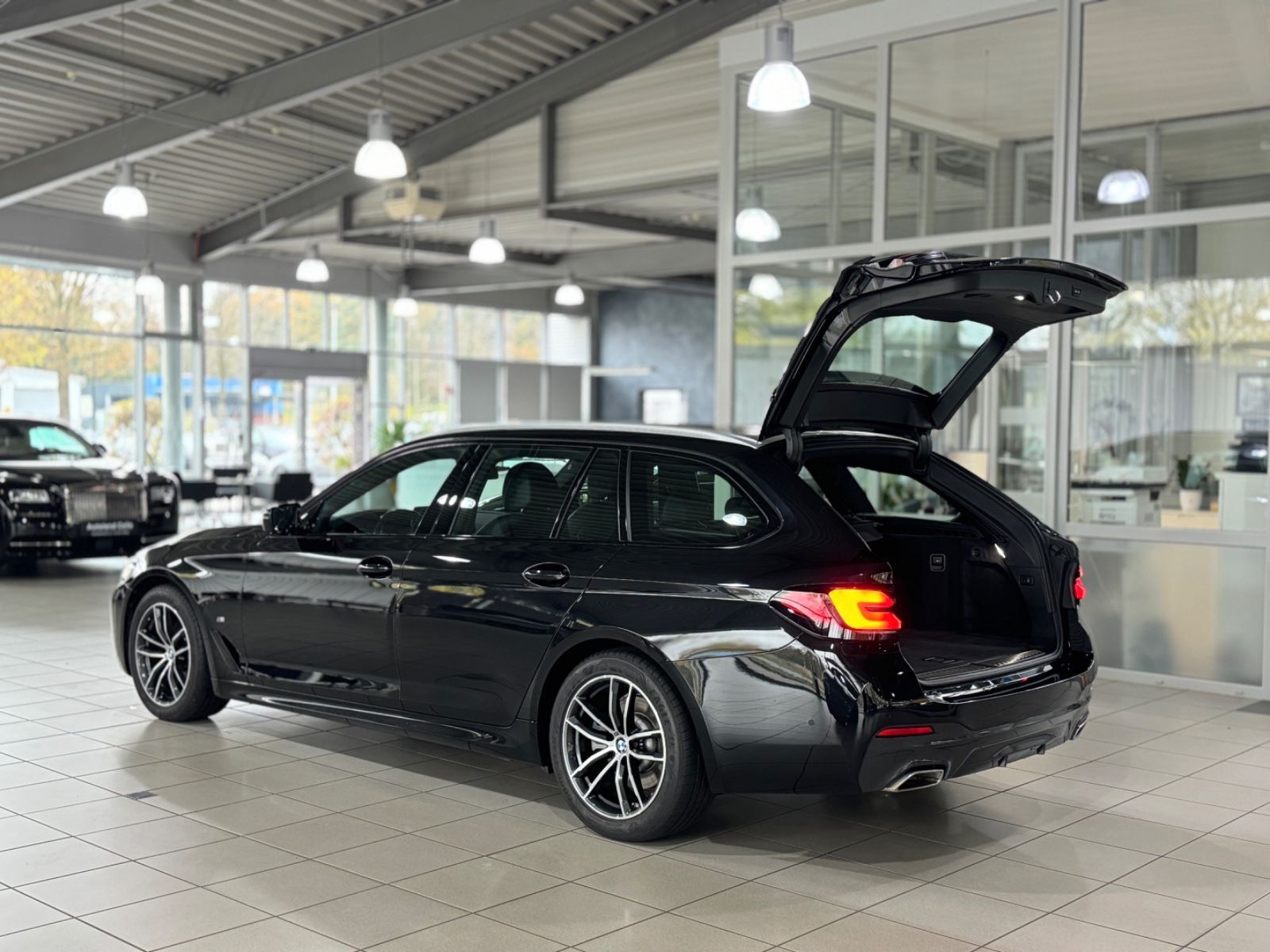 Fahrzeugabbildung BMW 520d M Sport Kamera HiFi DAB DisplayKey Komfort