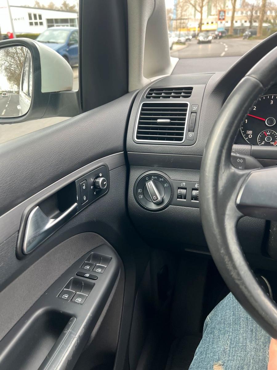Volkswagen Touran 2011 — photo 8