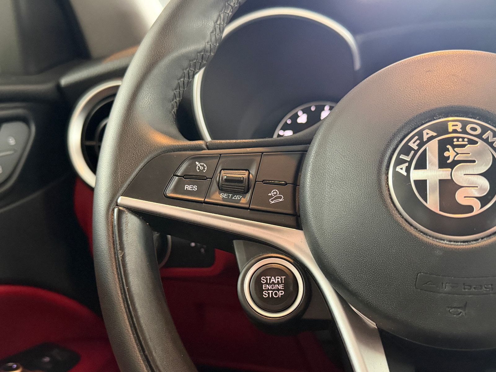 Fahrzeugabbildung Alfa Romeo Stelvio Super Q4/BI-XENON/PDC/AUTOMATIK/SPURHALT