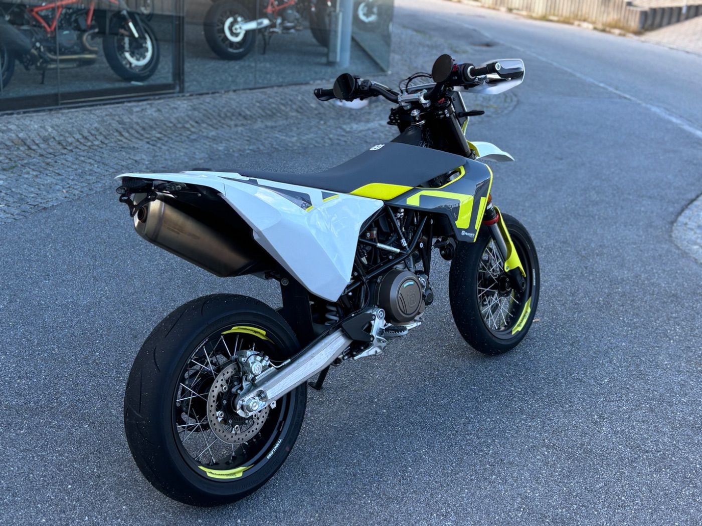 Fahrzeugabbildung Husqvarna 701 Supermoto Garantie bis 03.2026