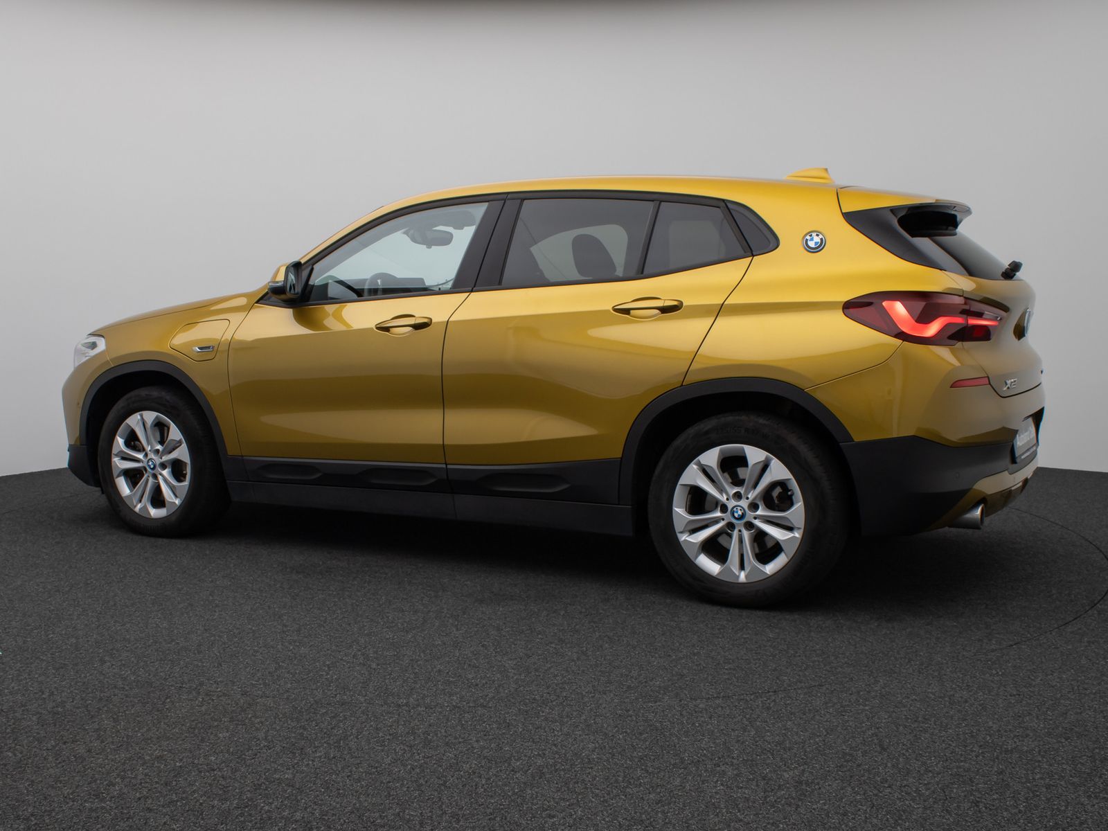 Fahrzeugabbildung BMW X2 xD25e Kamera HUD DAB Navi+ Alarm Sport LED