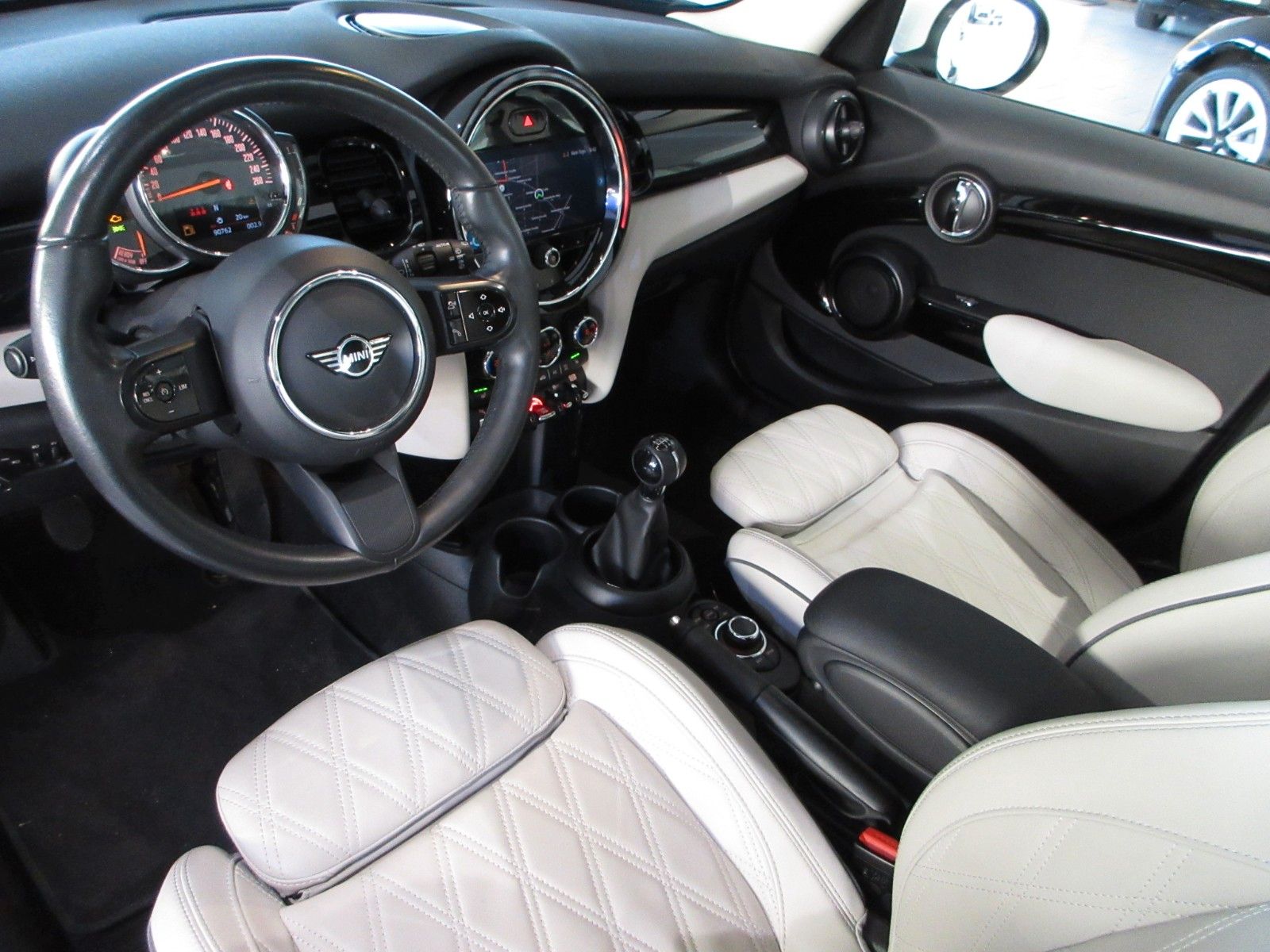 Fahrzeugabbildung MINI Mini Cooper Classic Trim LED/NAVI/SHZ/PANO/LEDER